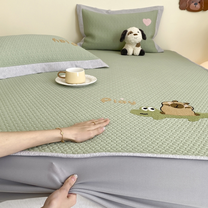 91家纺网 家纺一手货源 找家纺 由有家居 2025新款原创新品A类PE高凉感分子卡通毛巾绣豆豆凉席三件套 鳄鱼卡卡