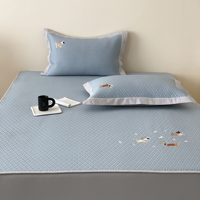 91家纺网 家纺一手货源 找家纺 由有家居 2025新款新品A类PE高凉感分子进口刺绣豆豆凉席三件套 汪汪聚会