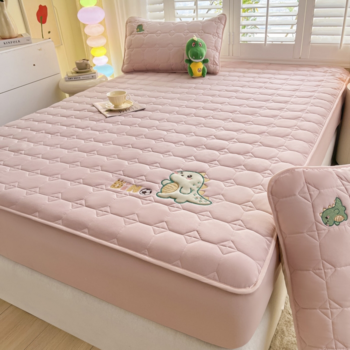 91家纺网 家纺一手货源 找家纺 万盛家纺 2025新款夹棉恐龙刺绣床笠 恐龙-方格 粉