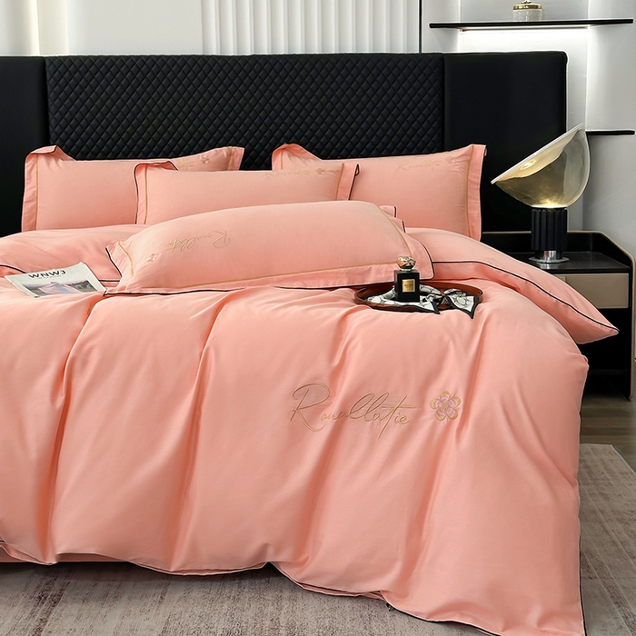 91家纺网 家纺一手货源 找家纺 宇彬家纺 2025新款13374全棉母婴级压线一字绣宽边枕套纯色刺绣四件套贡缎新疆长绒字母款-R款 R款-玉颜粉