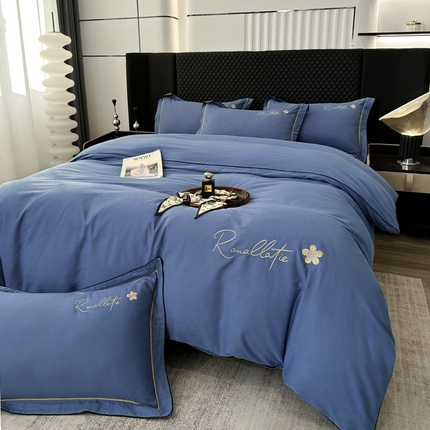 91家纺网 家纺一手货源 找家纺 宇彬家纺 2025新款13374全棉母婴级压线一字绣宽边枕套纯色刺绣四件套贡缎新疆长绒字母款-R款 R款-宾利蓝