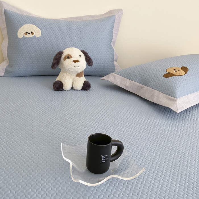 91家纺网 家纺一手货源 找家纺 由有家居 2025新款原创新品A类PE高凉感分子卡通毛巾绣豆豆凉席三件套 三个伙伴