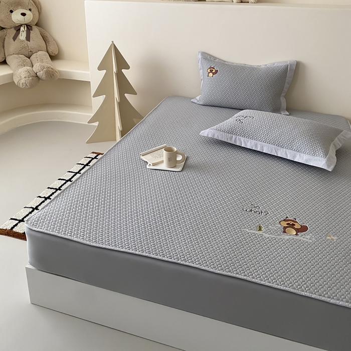 91家纺网 家纺一手货源 找家纺 由有家居 2025新款新品A类PE高凉感分子进口刺绣豆豆凉席三件套 巴拉宝宝