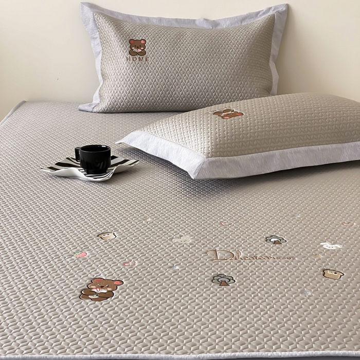 91家纺网 家纺一手货源 找家纺 由有家居 2025新款新品A类PE高凉感分子进口刺绣豆豆凉席三件套 欢乐颂