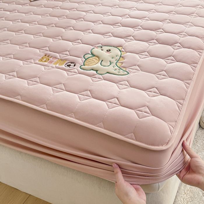 91家纺网 家纺一手货源 找家纺 万盛家纺 2025新款夹棉恐龙刺绣床笠 恐龙-方格 粉