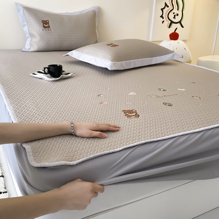 91家纺网 家纺一手货源 找家纺 （总）由有家居 2025新款新品A类PE高凉感分子进口刺绣豆豆凉席三件套