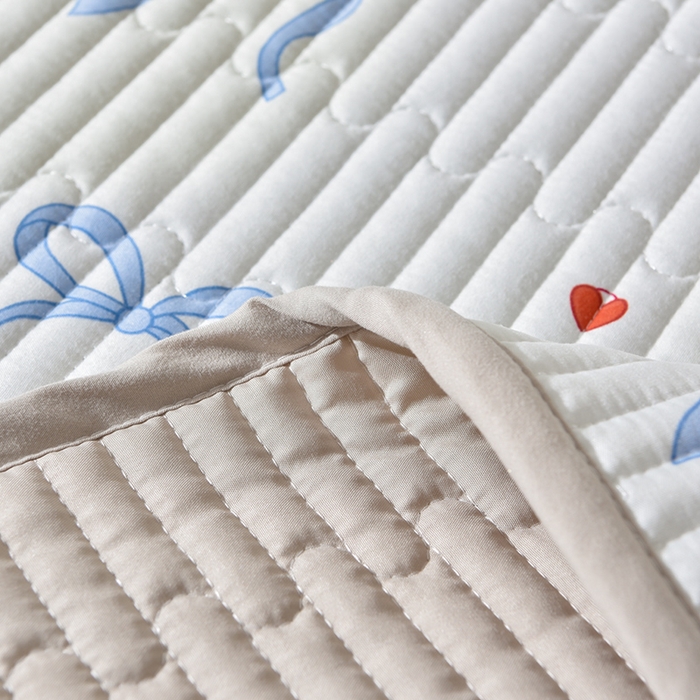 91家纺网 家纺一手货源 找家纺 床笠人家 2025新款亲肤双面磨毛夹棉床盖 草莓乐园