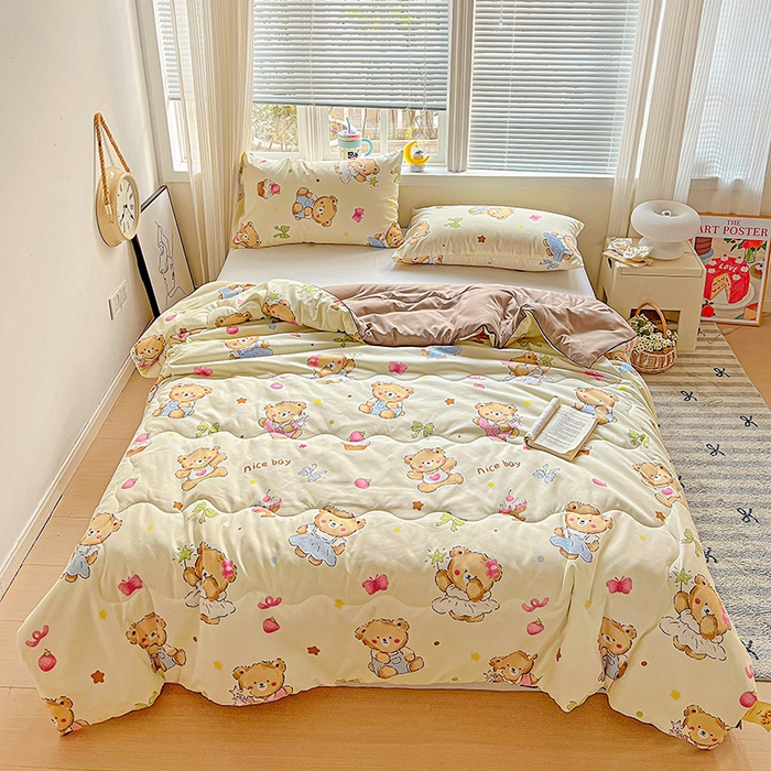 91家纺网 家纺一手货源 找家纺 玉海棠家纺 2025新款水洗皱皱纱印花夏被 被子被芯 草莓粉熊