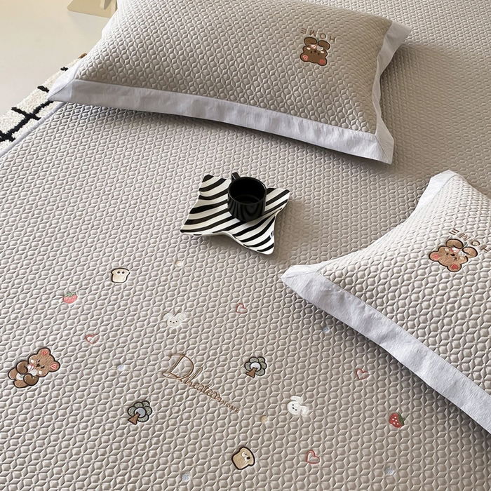 91家纺网 家纺一手货源 找家纺 由有家居 2025新款新品A类PE高凉感分子进口刺绣豆豆凉席三件套 欢乐颂