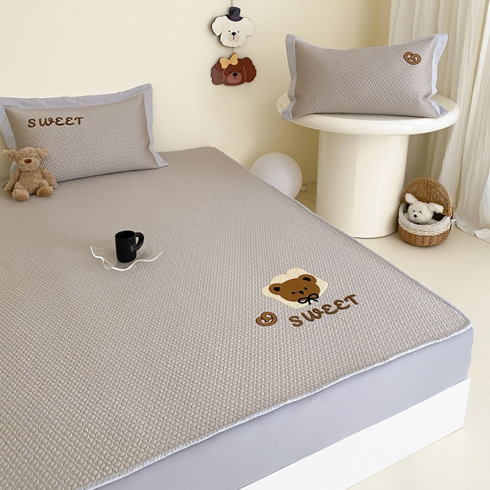 91家纺网 家纺一手货源 找家纺 由有家居 2025新款原创新品A类PE高凉感分子卡通毛巾绣豆豆凉席三件套 蛋糕熊