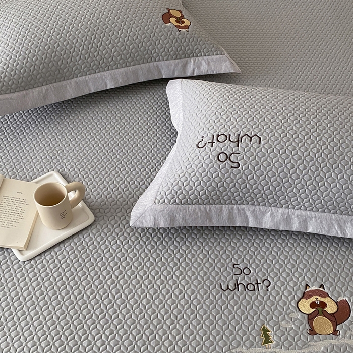 91家纺网 家纺一手货源 找家纺 由有家居 2025新款新品A类PE高凉感分子进口刺绣豆豆凉席三件套 巴拉宝宝