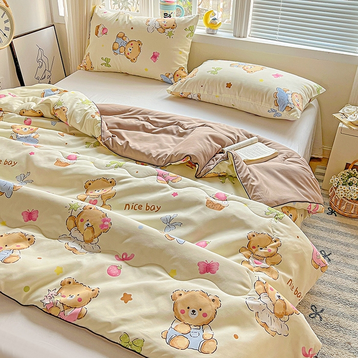 91家纺网 家纺一手货源 找家纺 玉海棠家纺 2025新款水洗皱皱纱印花夏被 被子被芯 草莓粉熊