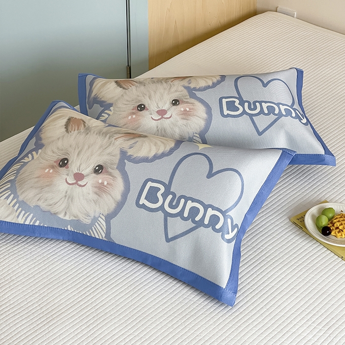 91家纺网 家纺一手货源 找家纺 安哆啦家纺 2025新款A类大版印花冰藤儿童幼儿园卡通萌宠系列凉席单枕套 小兔叽