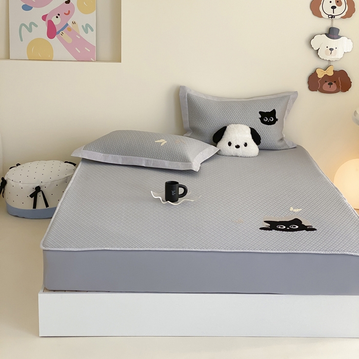 91家纺网 家纺一手货源 找家纺 由有家居 2025新款原创新品A类PE高凉感分子卡通毛巾绣豆豆凉席三件套 咖啡猫