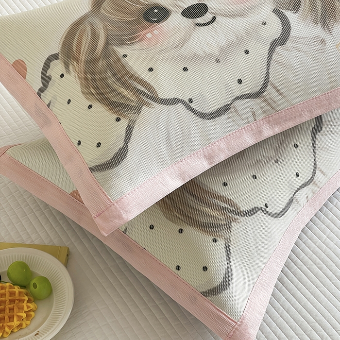 91家纺网 家纺一手货源 找家纺 安哆啦家纺 2025新款A类大版印花冰藤儿童幼儿园卡通萌宠系列凉席单枕套 美腻西施