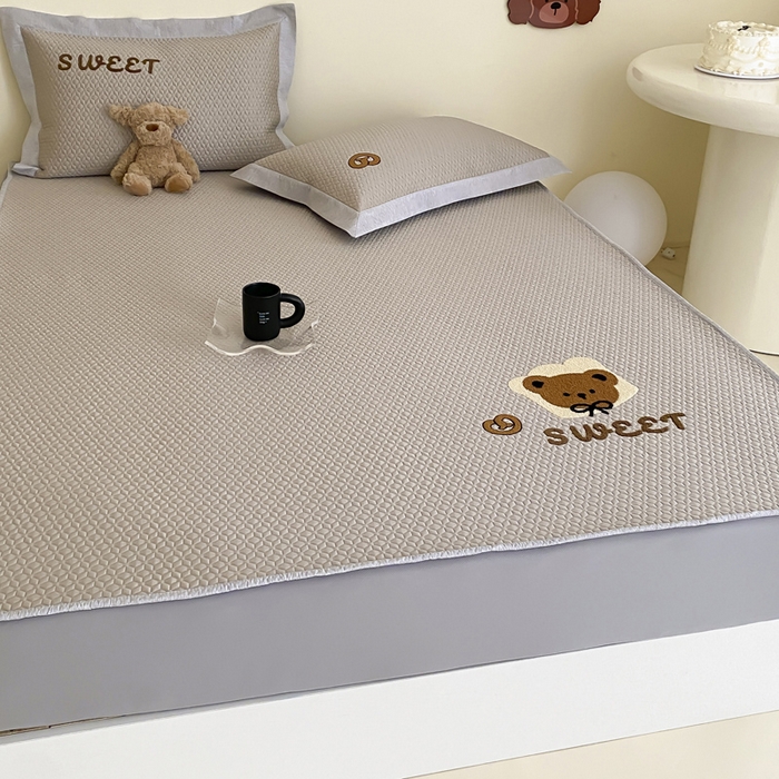 91家纺网 家纺一手货源 找家纺 （总）由有家居 2025新款原创新品A类PE高凉感分子卡通毛巾绣豆豆凉席三件套