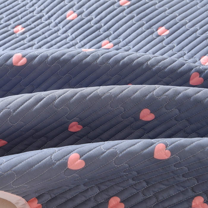 91家纺网 家纺一手货源 找家纺 床笠人家 2025新款亲肤双面磨毛夹棉床盖 爱心-灰