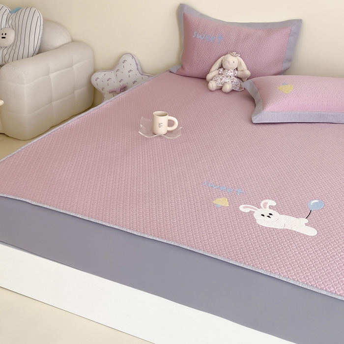 91家纺网 家纺一手货源 找家纺 由有家居 2025新款原创新品A类PE高凉感分子卡通毛巾绣豆豆凉席三件套 气球兔兔