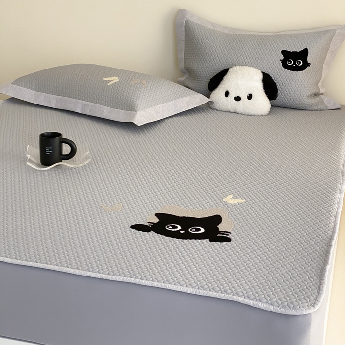 91家纺网 家纺一手货源 找家纺 由有家居 2025新款原创新品A类PE高凉感分子卡通毛巾绣豆豆凉席三件套 咖啡猫