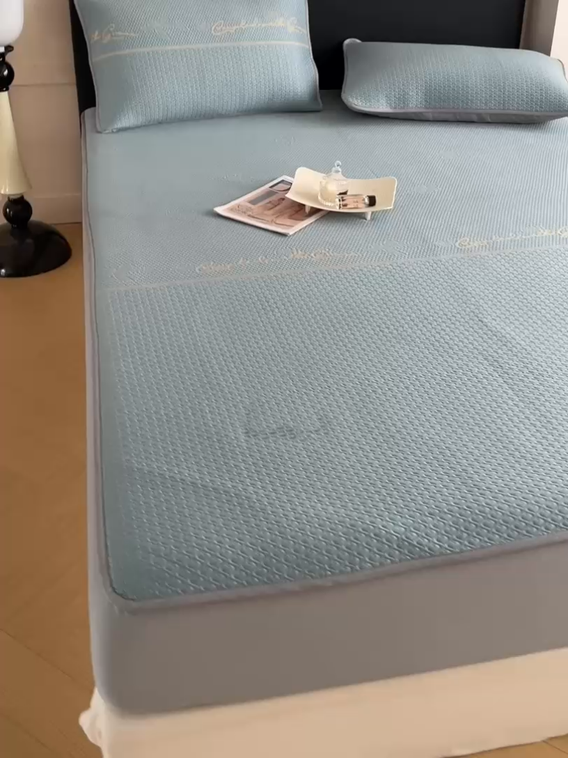 91家纺网 家纺一手货源 找家纺 欧邦 2025新款提花冰豆豆凉席三件套-幸运草 床笠款-幸运草-蓝