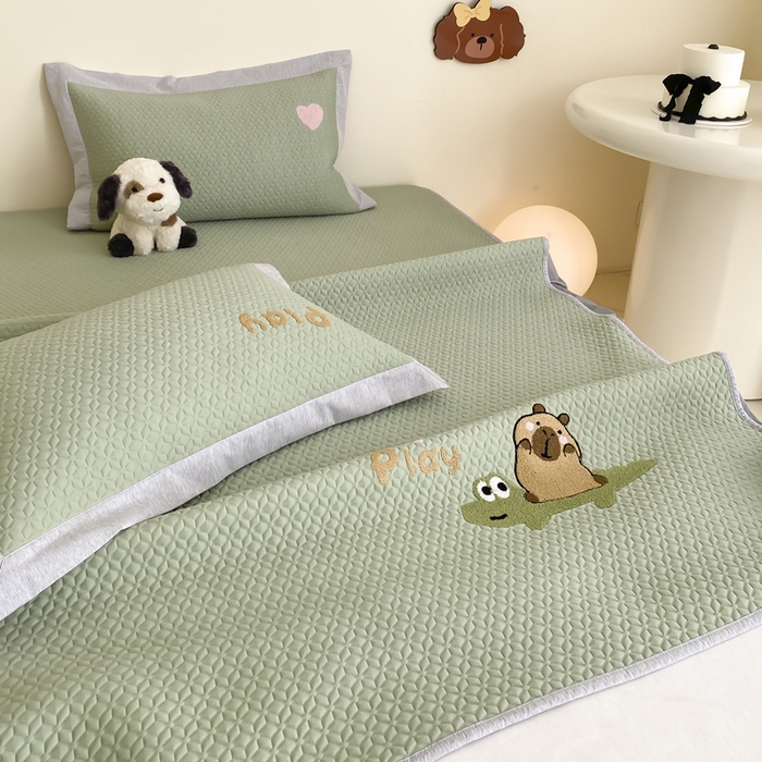 91家纺网 家纺一手货源 找家纺 由有家居 2025新款原创新品A类PE高凉感分子卡通毛巾绣豆豆凉席三件套 鳄鱼卡卡