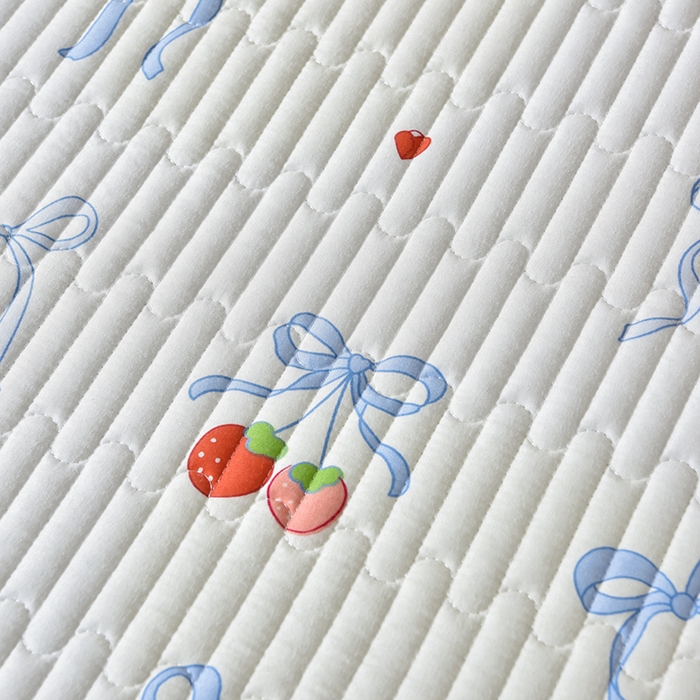 91家纺网 家纺一手货源 找家纺 床笠人家 2025新款亲肤双面磨毛夹棉床盖 草莓乐园