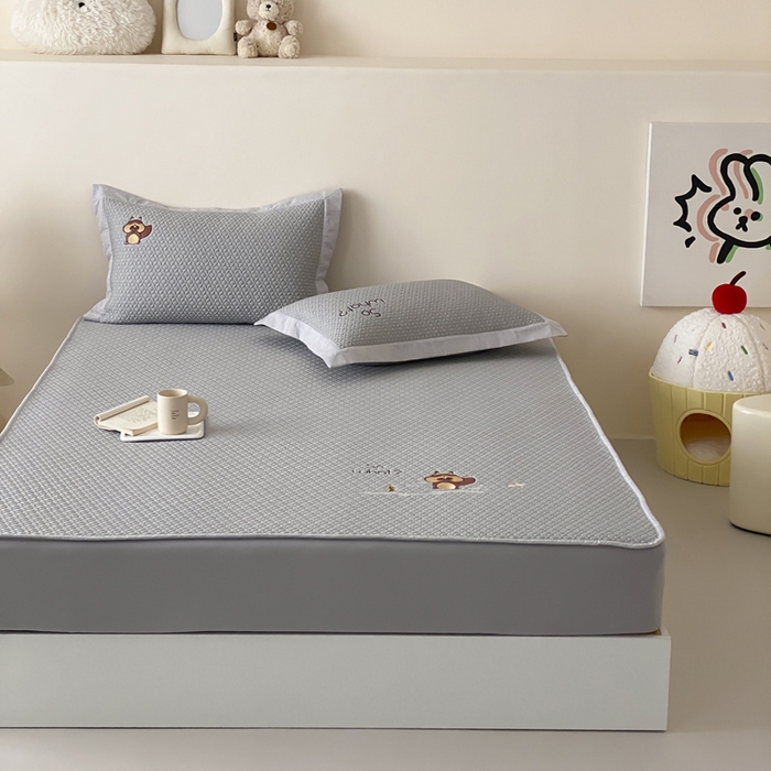 91家纺网 家纺一手货源 找家纺 由有家居 2025新款新品A类PE高凉感分子进口刺绣豆豆凉席三件套 巴拉宝宝