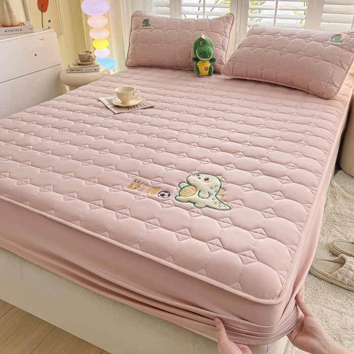 91家纺网 家纺一手货源 找家纺 万盛家纺 2025新款夹棉恐龙刺绣床笠 恐龙-方格 粉