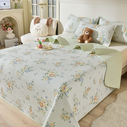 91家纺网 家纺一手货源 找家纺 床笠人家 2025新款亲肤双面磨毛夹棉床盖 夏菲花语