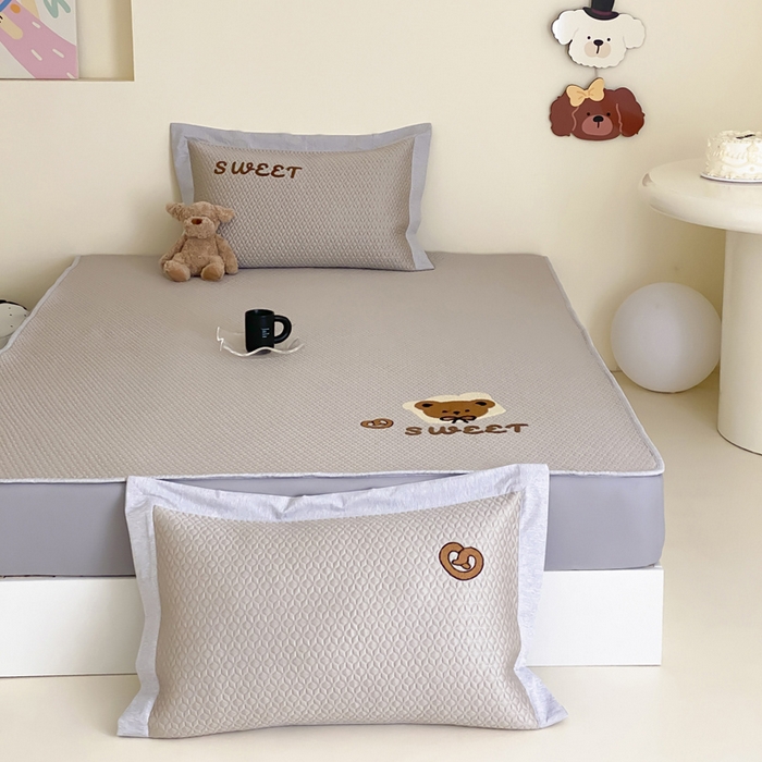 91家纺网 家纺一手货源 找家纺 （总）由有家居 2025新款原创新品A类PE高凉感分子卡通毛巾绣豆豆凉席三件套