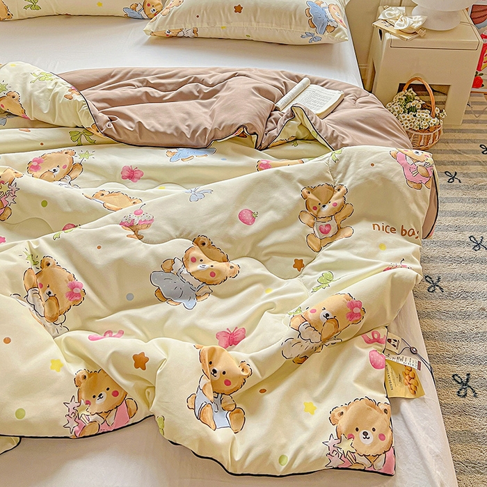 91家纺网 家纺一手货源 找家纺 玉海棠家纺 2025新款水洗皱皱纱印花夏被 被子被芯 草莓粉熊