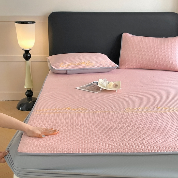 91家纺网 家纺一手货源 找家纺 欧邦 2025新款提花冰豆豆凉席三件套-幸运草 床笠款-幸运草-粉