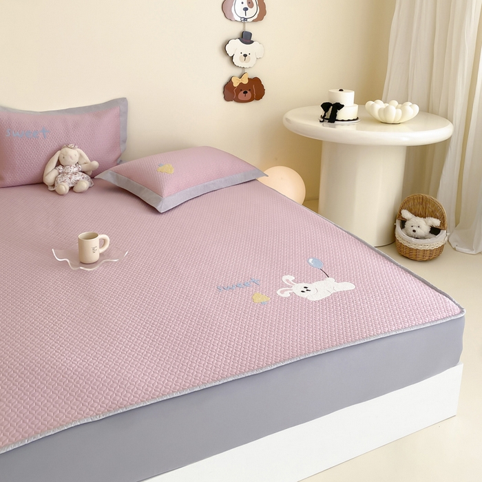 91家纺网 家纺一手货源 找家纺 由有家居 2025新款原创新品A类PE高凉感分子卡通毛巾绣豆豆凉席三件套 气球兔兔