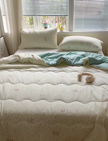 91家纺网 家纺一手货源 找家纺 玉海棠家纺 2025新款水洗皱皱纱印花夏被 被子被芯 单恋小兔