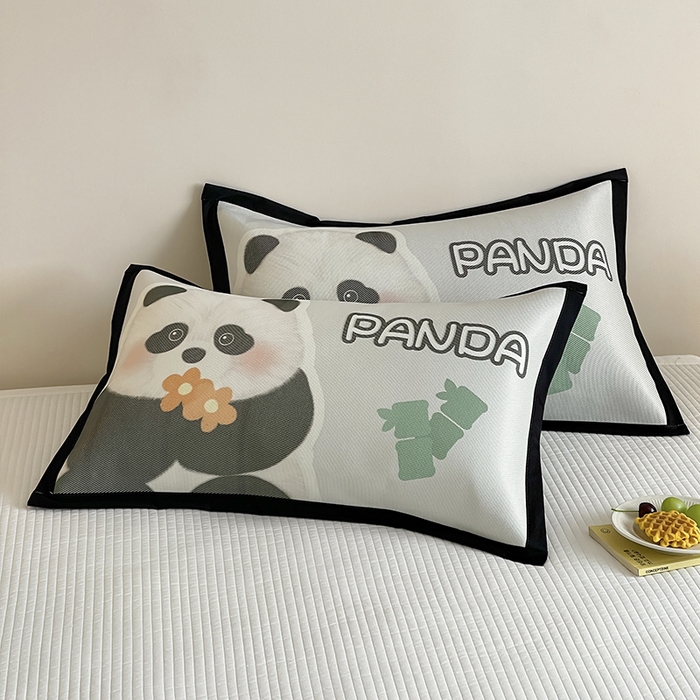 91家纺网 家纺一手货源 找家纺 安哆啦家纺 2025新款A类大版印花冰藤儿童幼儿园卡通萌宠系列凉席单枕套 小熊猫