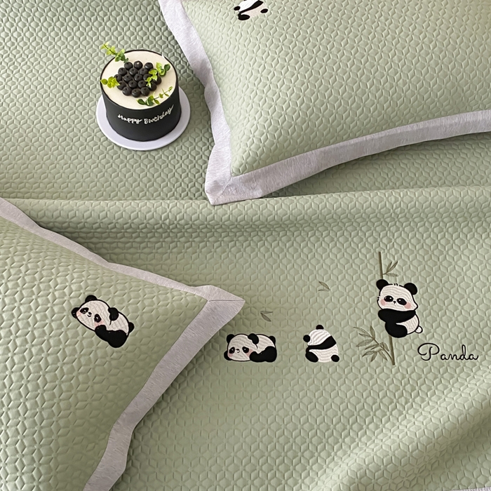 91家纺网 家纺一手货源 找家纺 由有家居 2025新款新品A类PE高凉感分子进口刺绣豆豆凉席三件套 熊猫伙伴