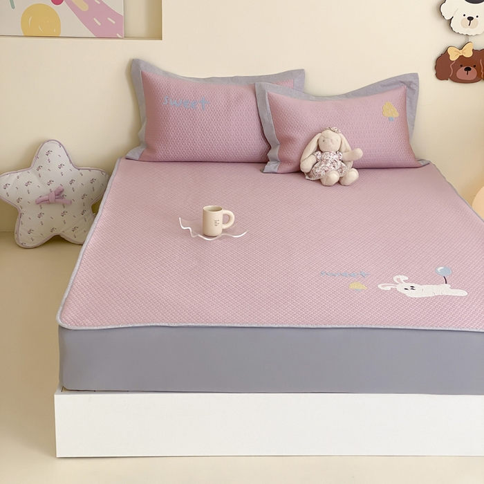 91家纺网 家纺一手货源 找家纺 由有家居 2025新款原创新品A类PE高凉感分子卡通毛巾绣豆豆凉席三件套 气球兔兔