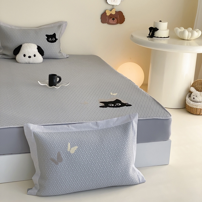 91家纺网 家纺一手货源 找家纺 由有家居 2025新款原创新品A类PE高凉感分子卡通毛巾绣豆豆凉席三件套 咖啡猫