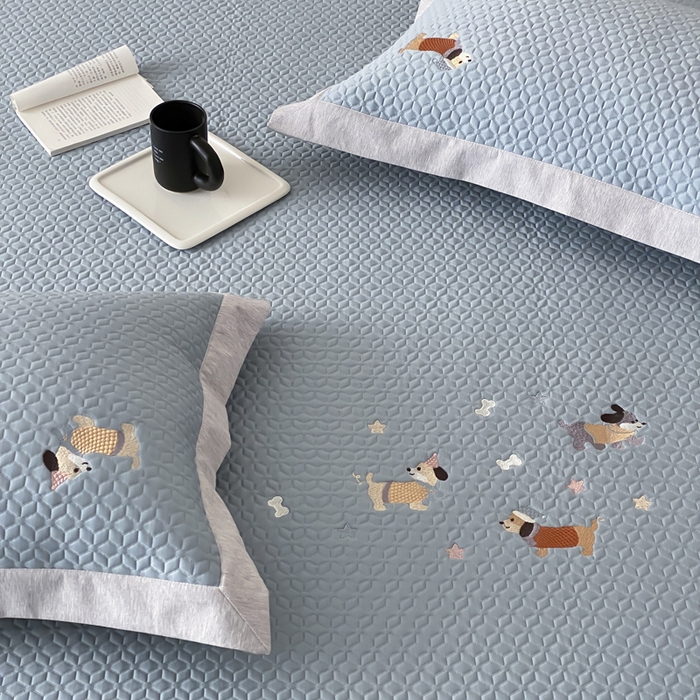 91家纺网 家纺一手货源 找家纺 由有家居 2025新款新品A类PE高凉感分子进口刺绣豆豆凉席三件套 汪汪聚会