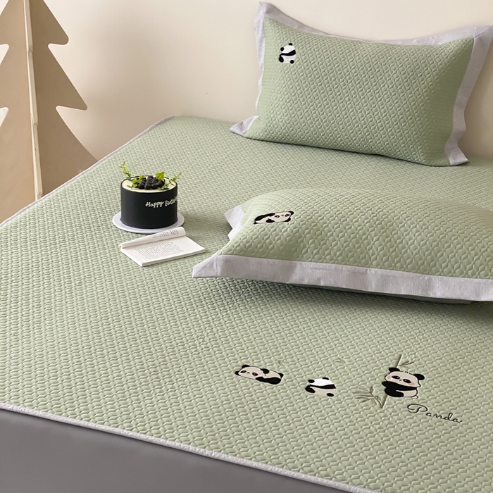 91家纺网 家纺一手货源 找家纺 由有家居 2025新款新品A类PE高凉感分子进口刺绣豆豆凉席三件套 熊猫伙伴