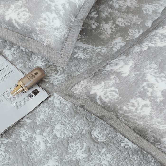 91家纺网 家纺一手货源 找家纺 野马寝具跨境电商专供 2025新款玫瑰花床裙 灰