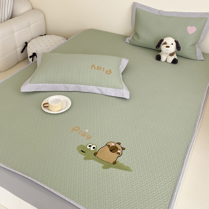 91家纺网 家纺一手货源 找家纺 由有家居 2025新款原创新品A类PE高凉感分子卡通毛巾绣豆豆凉席三件套 鳄鱼卡卡