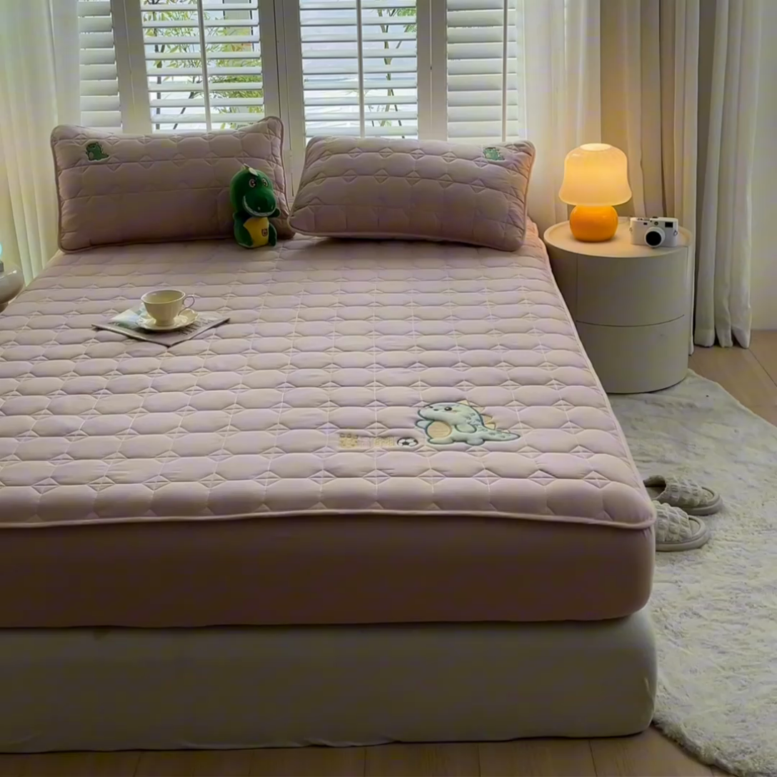 91家纺网 家纺一手货源 找家纺 万盛家纺 2025新款夹棉恐龙刺绣床笠 恐龙-方格 粉