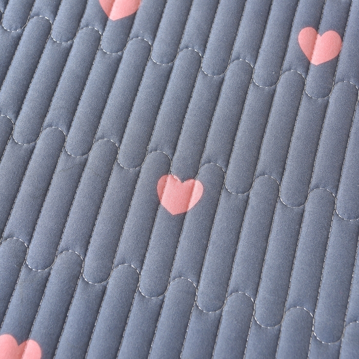 91家纺网 家纺一手货源 找家纺 床笠人家 2025新款亲肤双面磨毛夹棉床盖 爱心-灰