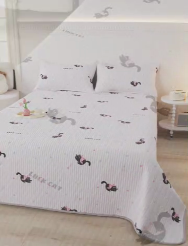 91家纺网 家纺一手货源 找家纺 床笠人家 2025新款亲肤双面磨毛夹棉床盖 粉猫咪