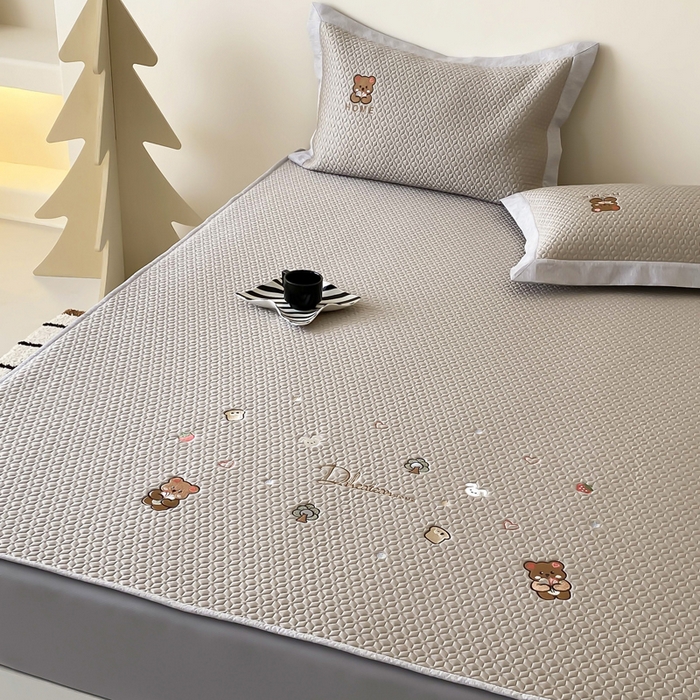 91家纺网 家纺一手货源 找家纺 由有家居 2025新款新品A类PE高凉感分子进口刺绣豆豆凉席三件套 欢乐颂