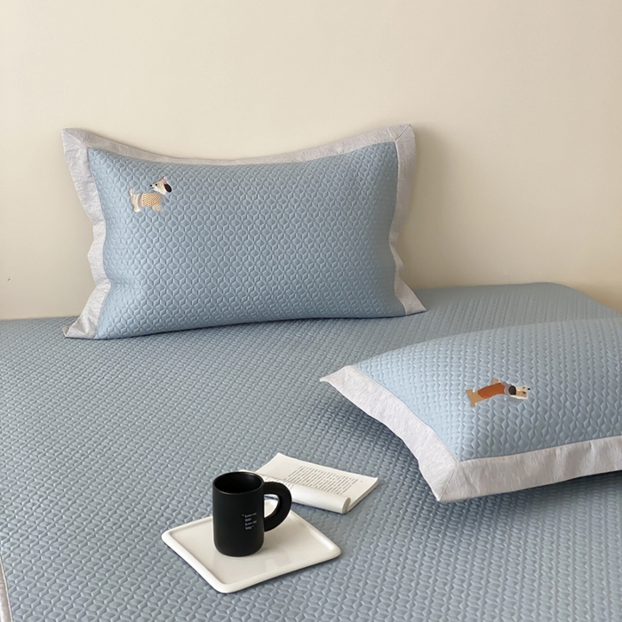 91家纺网 家纺一手货源 找家纺 由有家居 2025新款新品A类PE高凉感分子进口刺绣豆豆凉席三件套 汪汪聚会