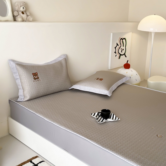 91家纺网 家纺一手货源 找家纺 由有家居 2025新款新品A类PE高凉感分子进口刺绣豆豆凉席三件套 欢乐颂