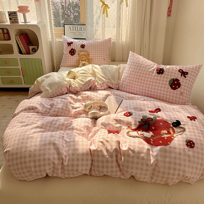 91家纺网 家纺一手货源 找家纺 澳梵家居 2025新款小清新全棉印花毛巾绣四件套 草莓星球