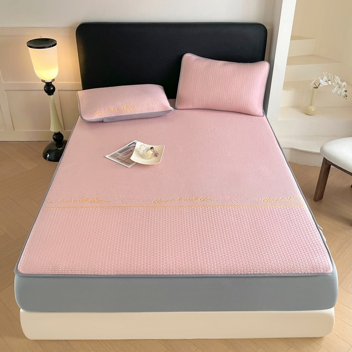 91家纺网 家纺一手货源 找家纺 欧邦 2025新款提花冰豆豆凉席三件套-幸运草 床笠款-幸运草-粉